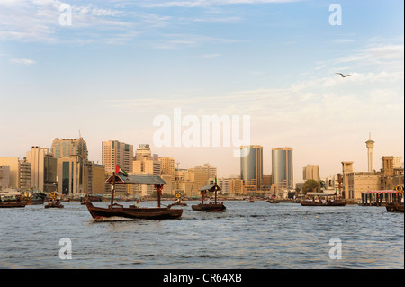 Wasser Taxi, ABRA, Dau am Dubai Creek zwischen Bur Dubai und Deira, Dubai, Vereinigte Arabische Emirate, Naher Osten, Asien Stockfoto