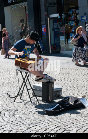 Ein Straßenmusikant mitten im Zentrum von Sheffield. Stockfoto