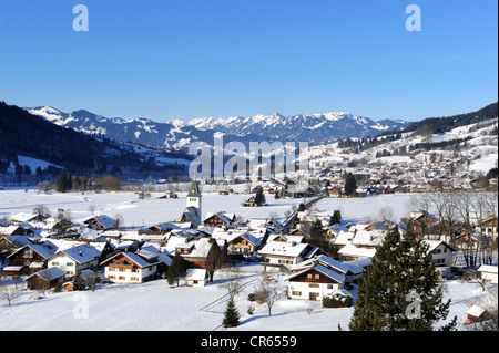 Bad Hindelang mit dem Stadtteil Bad Oberdorf im Winter, Ostrachtal Tal, oberen Allgäu, Schwaben, Bayern, Deutschland, Europa Stockfoto