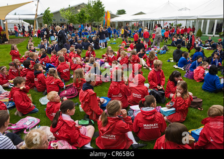 Hunderte von Schülern aus lokalen Schulen von Powys und Herefordshire genießen Sie ein Mittagessen auf dem Festival Rasen an The Telegraph Hay Festival, Hay-on-Wye, Powys, Wales, UK Stockfoto