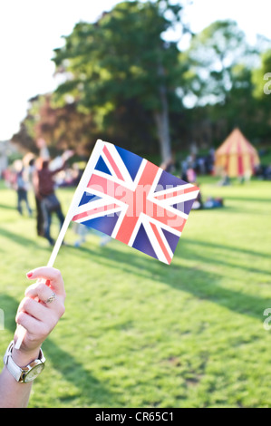 Eine Person hält eine kleine Union Jack-Flagge in der Feier der Queens Diamond Jubilee, Lincoln Castle. Stockfoto