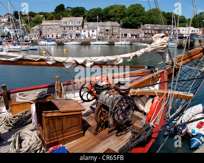 Alte hölzerne Schiff im Hafen von Padstow, Cornwall, UK Stockfoto