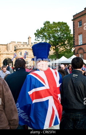 Ein Mann, der Königinnen Jubiläum, trägt die Union Jack-Flagge und eine Maske von Prinz Philip am Lincoln Castle. Stockfoto