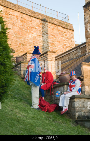 Nachtschwärmer, die nach der Feier die Queens-Diamant-Jubiläum am Lincoln Castle ruht. Stockfoto