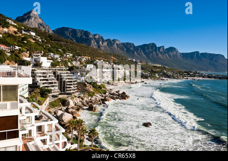 Südafrika, Western Cape, Cape Town, Bezirk von Clifton und zwölf Apostel Berg im Hintergrund Stockfoto