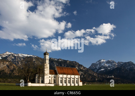 Kirche St. Coloman vor Schloss Neuschwanstein Schloss, Füssen, Allgäu, Deutschland, Europa Stockfoto