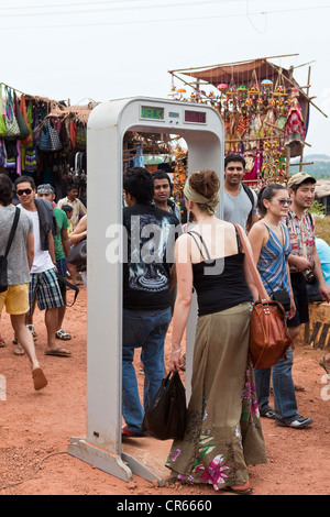 Indien, Goa Staat, Anjuna, begehbare Scanner am Eingang des Mittwoch-Flohmarkt Stockfoto