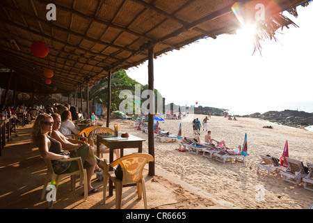 Indien, Goa Staat, Anjuna, Restaurant und Bar am Strand Stockfoto