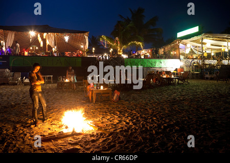 Indien, Goa Staat, Anjuna, Restaurant am Abend am Strand Stockfoto