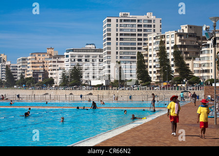 Südafrika, Western Cape, Cape Town, Sea Point, Außenpool direkt am Meer Stockfoto