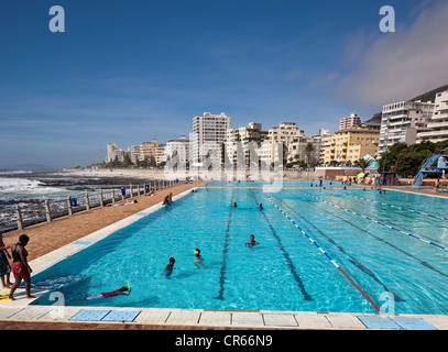 Südafrika, Western Cape, Cape Town, Sea Point, Außenpool direkt am Meer Stockfoto