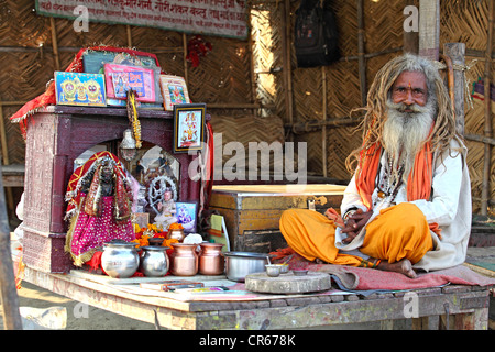 Sadhu, ein indischer heiligen Mann Wandern, sitzen neben den Fluss Ganges, Garhmukteshwar, Uttar Pradesh, Nordindien, Indien, Asien Stockfoto