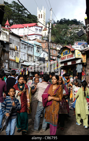 Shopper am Einkaufszentrum (Mall Road), Christuskirche, Shimla, Himachal Pradesh, Indien Stockfoto