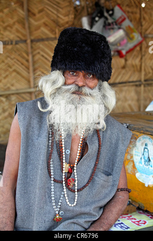 Sadhu, ein indischer heiligen Mann Wandern, sitzen neben den Fluss Ganges, Garhmukteshwar, Uttar Pradesh, Nordindien, Indien, Asien Stockfoto