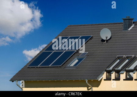 Wohnhaus mit Sonnenkollektoren für die Warmwasserbereitung auf dem Dach, Solarwärme, Bonn, Nordrhein-Westfalen, PublicGround Stockfoto