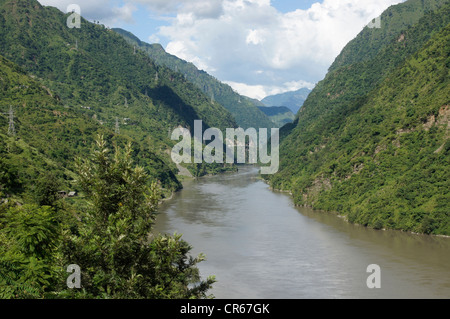 Stausee in der Nähe von Mandi, Himachal Pradesh, Indien Stockfoto