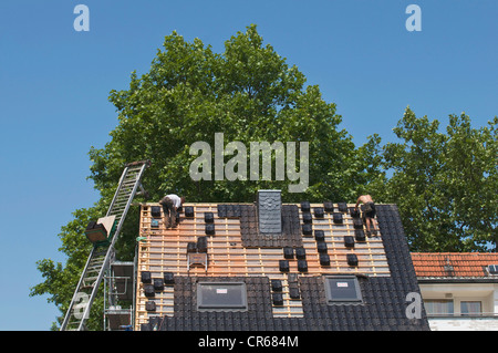 Ein Dach wird gefliest, Wohn-, Gebäudesanierungen, PublicGround Stockfoto