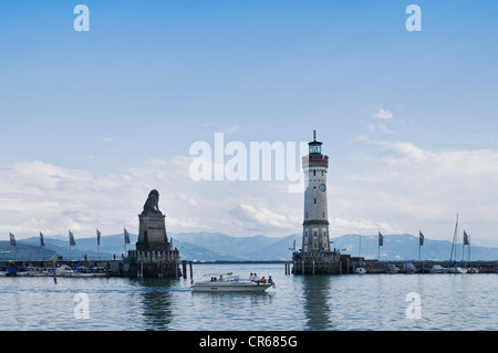 Insel Lindau Bodensee, Blick vom Hafen auf die Hafeneinfahrt mit dem Bayerischen Löwen und dem Leuchtturm, Lindau Stockfoto