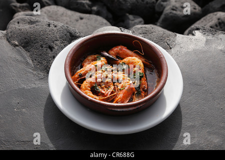 Spanien, Garnelen mit Knoblauch in Schüssel, Nahaufnahme Stockfoto