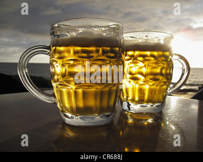 Spanien, zwei Gläser auf Tisch mit Meer im Hintergrund Stockfoto