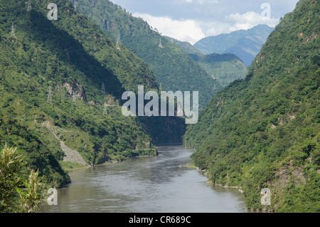 Stausee in der Nähe von Mandi, Himachal Pradesh, Indien Stockfoto