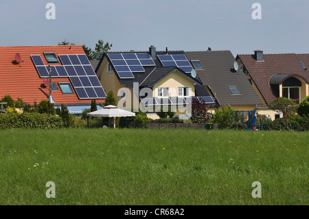 Moderne Wohnanlage Häuser Mehrfamilien mit Sonnenkollektoren auf dem Dach, auf dem Land Stockfoto