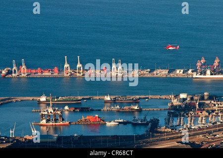 Südafrika, Western Cape, Cape Town, Panorama über die Stadt, Hafen mit einem Hubschrauber fliegen über Stockfoto