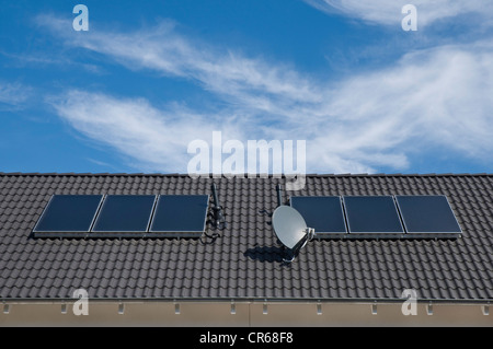 Sonnenkollektoren in Wärme Wasserflächen, Aufnahme auf einem Dach eines Mehrfamilienhauses, PublicGround Stockfoto