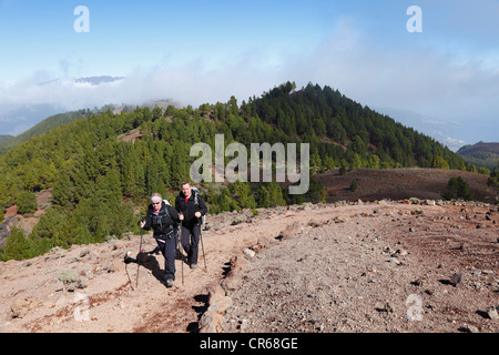 Spanien, La Palma, Wanderer auf Ruta de Los Volcanes Stockfoto