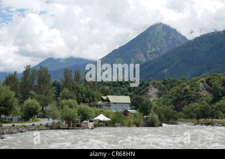 Fluß Beas nach heftigen Regenfällen zwischen Kullu und Manali, Himachal Pradesh, Indien Stockfoto