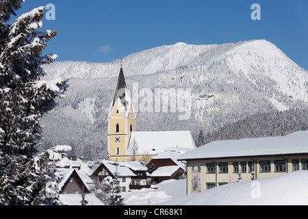 Österreich, Steiermark, Bad Mittendorf Kirchturm mit Schnee bedeckten Berg im Hintergrund Stockfoto