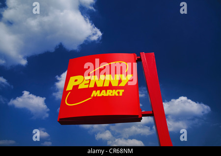 Zeichen der Penny Markt GmbH gegen einen blauen Wolkenhimmel Stockfoto