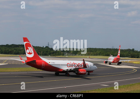 Zwei Airberlin Flugzeuge einer Kurve, Flughafen Düsseldorf International, Düsseldorf, Nordrhein-Westfalen, Deutschland, Europa Stockfoto