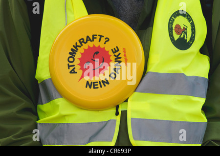 Anti-Atom Demonstrant tragen ein Waistcoast ' Atomkraft? Nein Danke ", Deutsch für"Atomkraft, Nein Danke"lächelnde Sonne, Logo Stockfoto