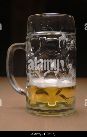 Halb volle Bierbecher auf Tisch, Nahaufnahme Stockfoto