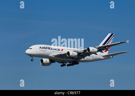 Air France Flugzeug im Flug mit erweiterten Fahrwerk, Airbus A 380 super-jumbo Stockfoto