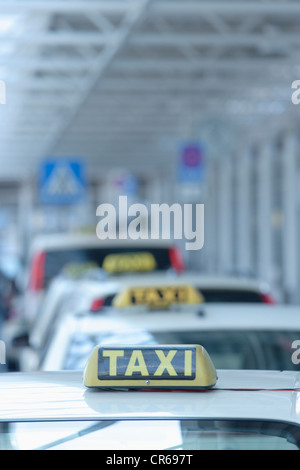 Europa, Deutschland, Bayern, München, Reihe von Taxis am Flughafen Stockfoto