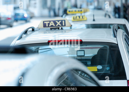 Europa, Deutschland, Bayern, München, Reihe von Taxis am Flughafen Stockfoto