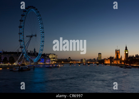 Ansicht von Hungerford Bridge über die Themse Stockfoto