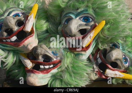 Gestapelte Masken von traditionellen Musikern Gugge, Gesichter mit grünen Haaren und Maiskolben, Salzburg, Österreich, Europa Stockfoto