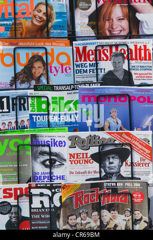 Zeitungsständer, bunte Vielfalt in ein Display-Ständer bei einem Zeitschriftenhändler Stockfoto