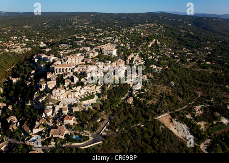 Frankreich, Vaucluse, Gordes, Luberon Les Plus Beaux Dörfer de France (die schönsten Dörfer Frankreichs) gekennzeichnet (Antenne Stockfoto