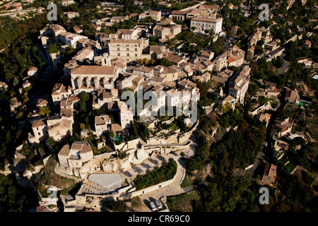 Frankreich, Vaucluse, Gordes, Luberon Les Plus Beaux Dörfer de France (die schönsten Dörfer Frankreichs) gekennzeichnet (Antenne Stockfoto