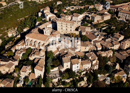 Frankreich, Vaucluse, Gordes, Luberon Les Plus Beaux Dörfer de France (die schönsten Dörfer Frankreichs) gekennzeichnet (Antenne Stockfoto