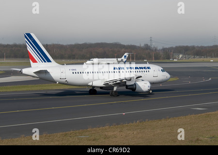 Air France Airbus A319-111 Passagierjet auf der Landebahn des Flughafen Düsseldorf International, hinter, ein SAS-Jet Massenermittlung Stockfoto