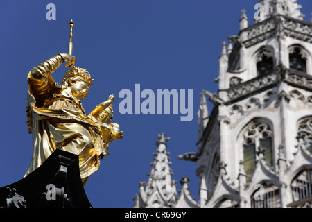 Deutschland, Bayern, München, Marienstatue mit Rathaus Stockfoto