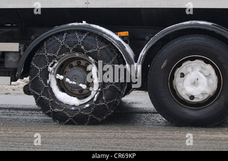 Winter, LKW mit Schneeketten auf der Antriebsachse Stockfoto