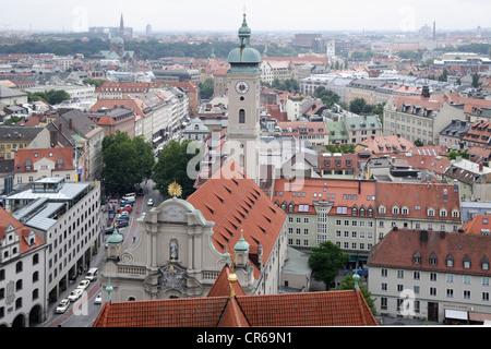 Deutschland, Bayern, München, Heiligen-Geist-Kirche-Blick vom Turm von St. Peter Church Stockfoto