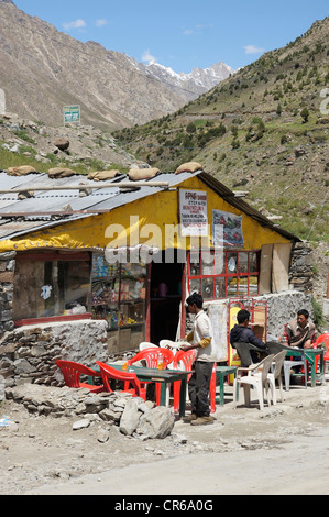 Straßenszene am Bhaga Flussbrücke, Motorräder, Tandi, Manali-Leh-Highway, Lahaul und Spiti, Himachal Pradesh, Indien Stockfoto