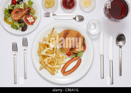 Burger, Pommes frites, Salat und Fisch und Meeresfrüchte in Platte Stockfoto